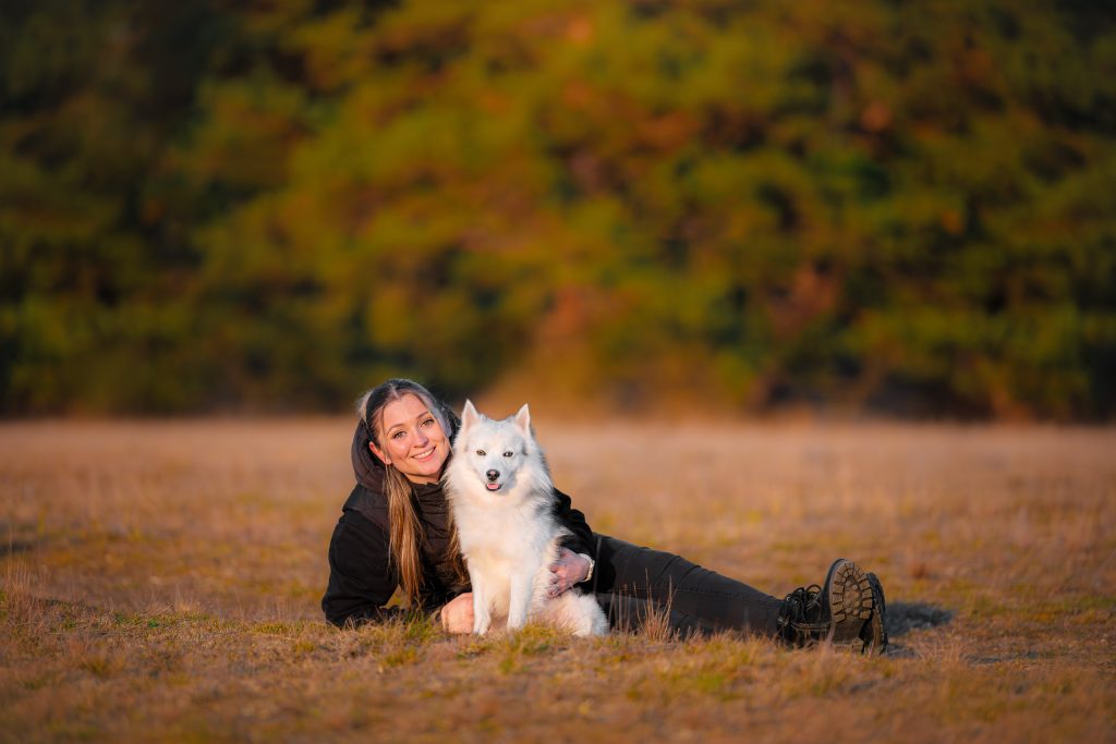 Complicité entre un chien blanc et son humaine