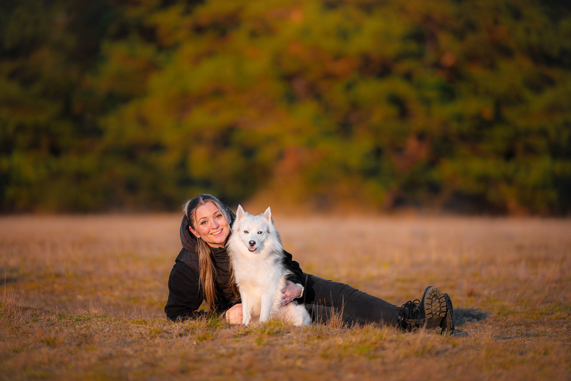 Complicité entre un chien blanc et son humaine - version petite